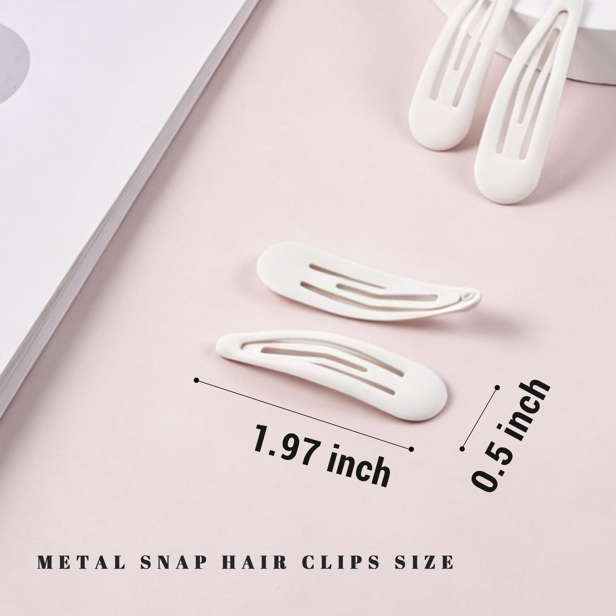 Cptots barrettes à cheveux blanches vue de près
