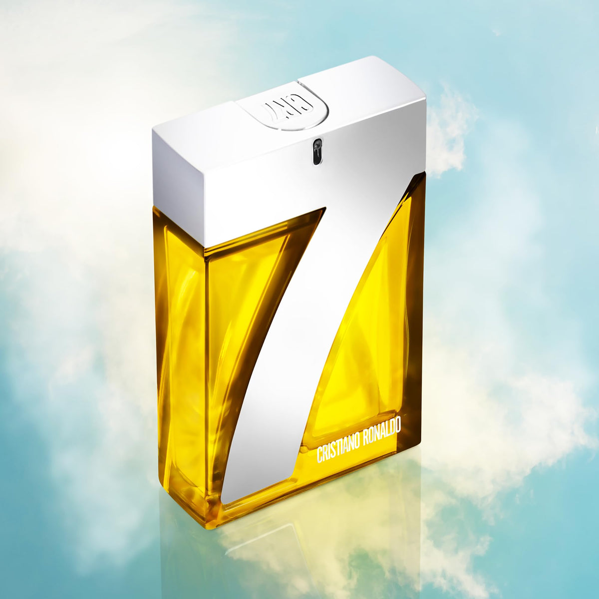 CR7 Discover Eau de Toilette sur une table en bois