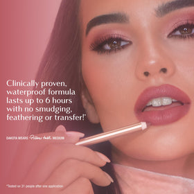 Crayon à lèvres Charlotte Tilbury Lip Cheat avec un rouge à lèvres Charlotte Tilbury