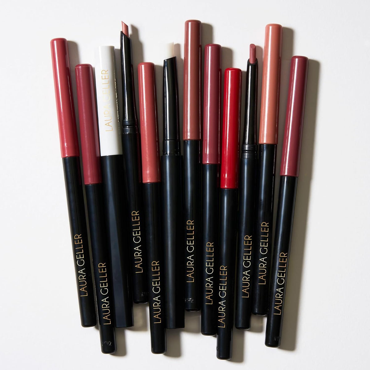 Crayon à lèvres LAURA GELLER sur un fond neutre