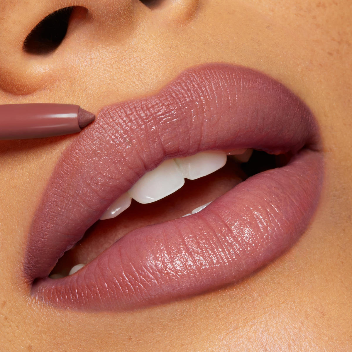 Crayon à Lèvres Repulpant ColourPop sur une table de maquillage