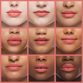 Crayon à lèvres REVLON ColorStay 680 Blush sur une surface blanche