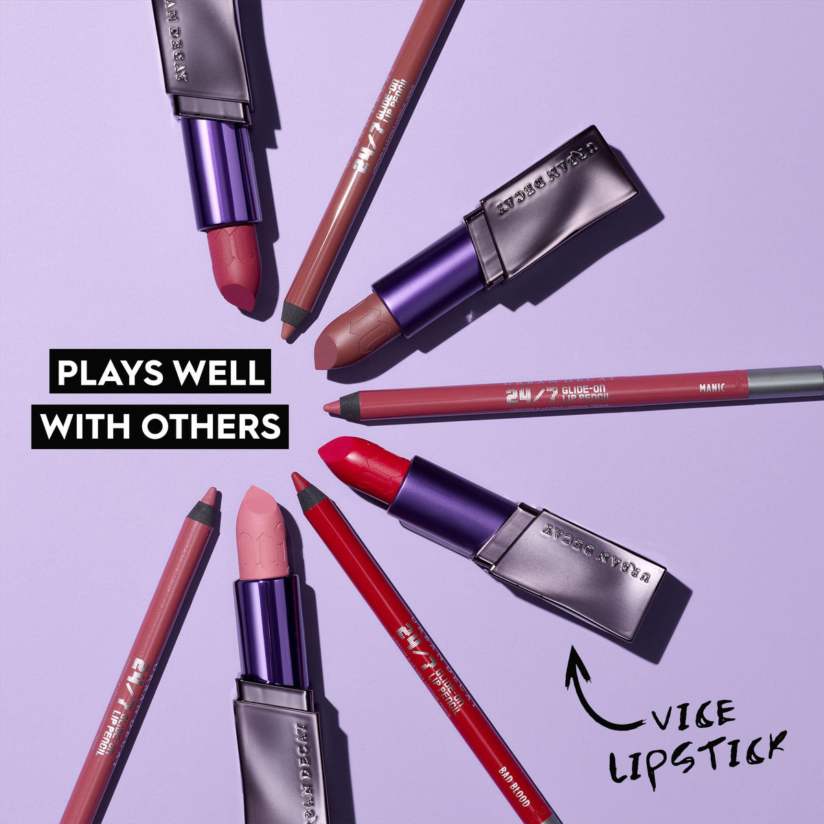 Crayon à lèvres URBAN DECAY Manic avec d'autres produits de maquillage