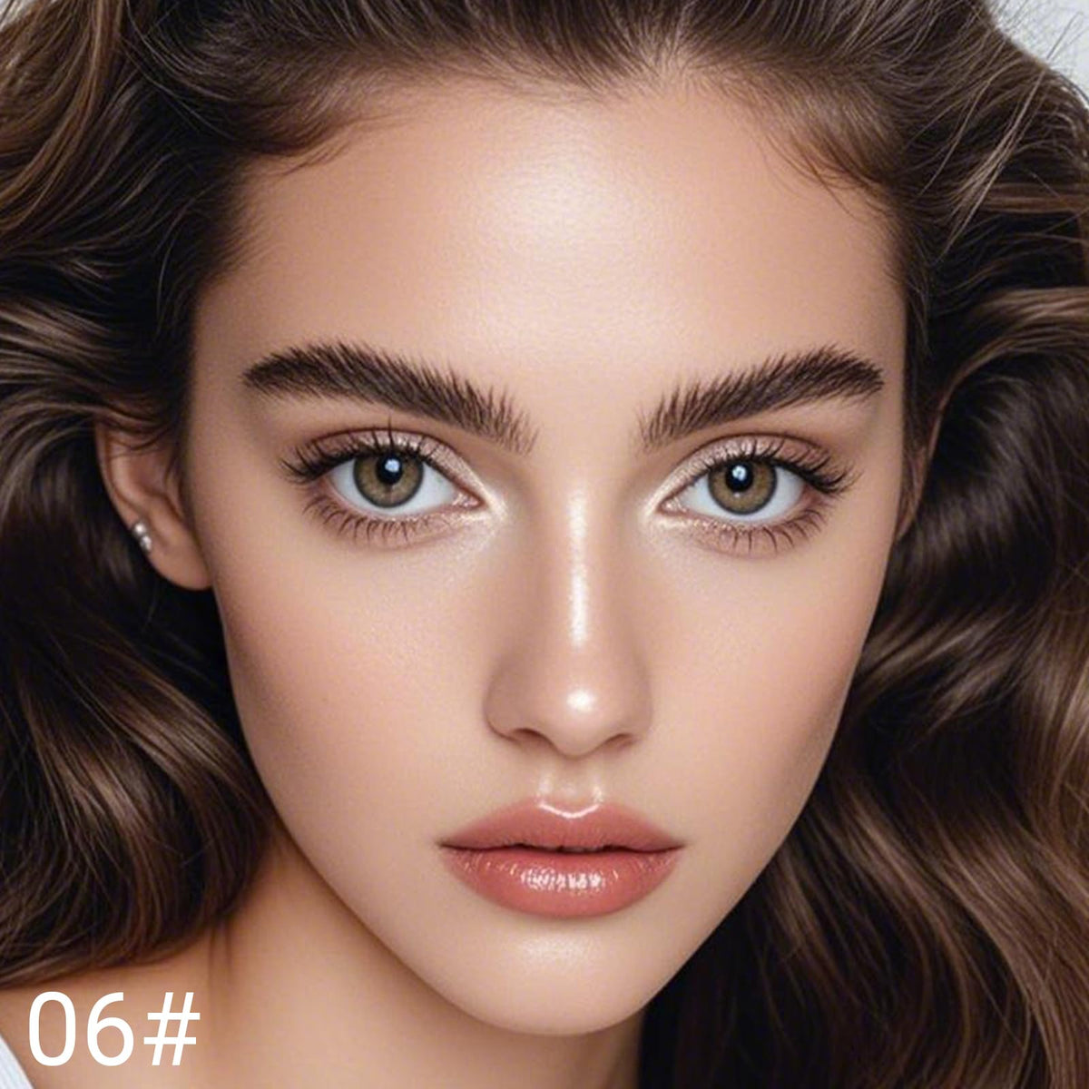 Crayon à paupières Erinde beige champagne en application sur la peau