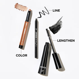 Crayon à paupières IT Cosmetics Superhero à côté d'un miroir