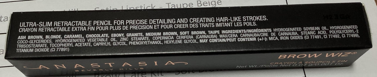 Crayon à sourcils Anastasia Beverly Hills à côté d'autres produits de maquillage