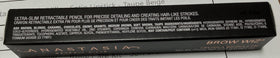 Crayon à sourcils Anastasia Beverly Hills à côté d'autres produits de maquillage