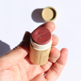 Crayon blush River Organics posé sur une table