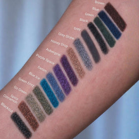 Crayon eyeliner bleu glacé posé sur un miroir