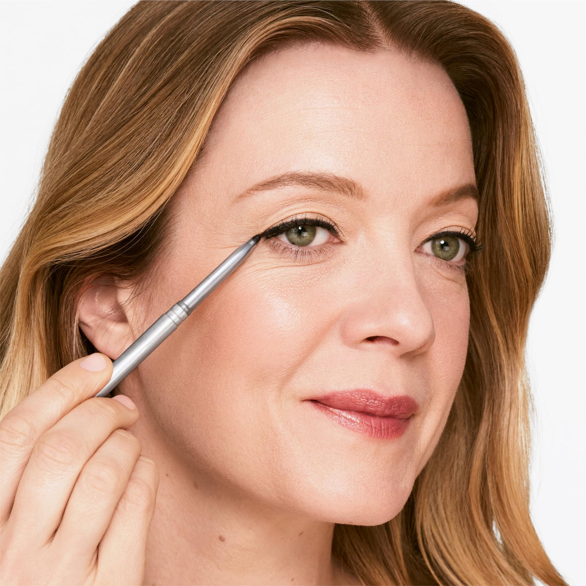 Crayon eyeliner Clinique Quickliner sur une table avec lumière naturelle