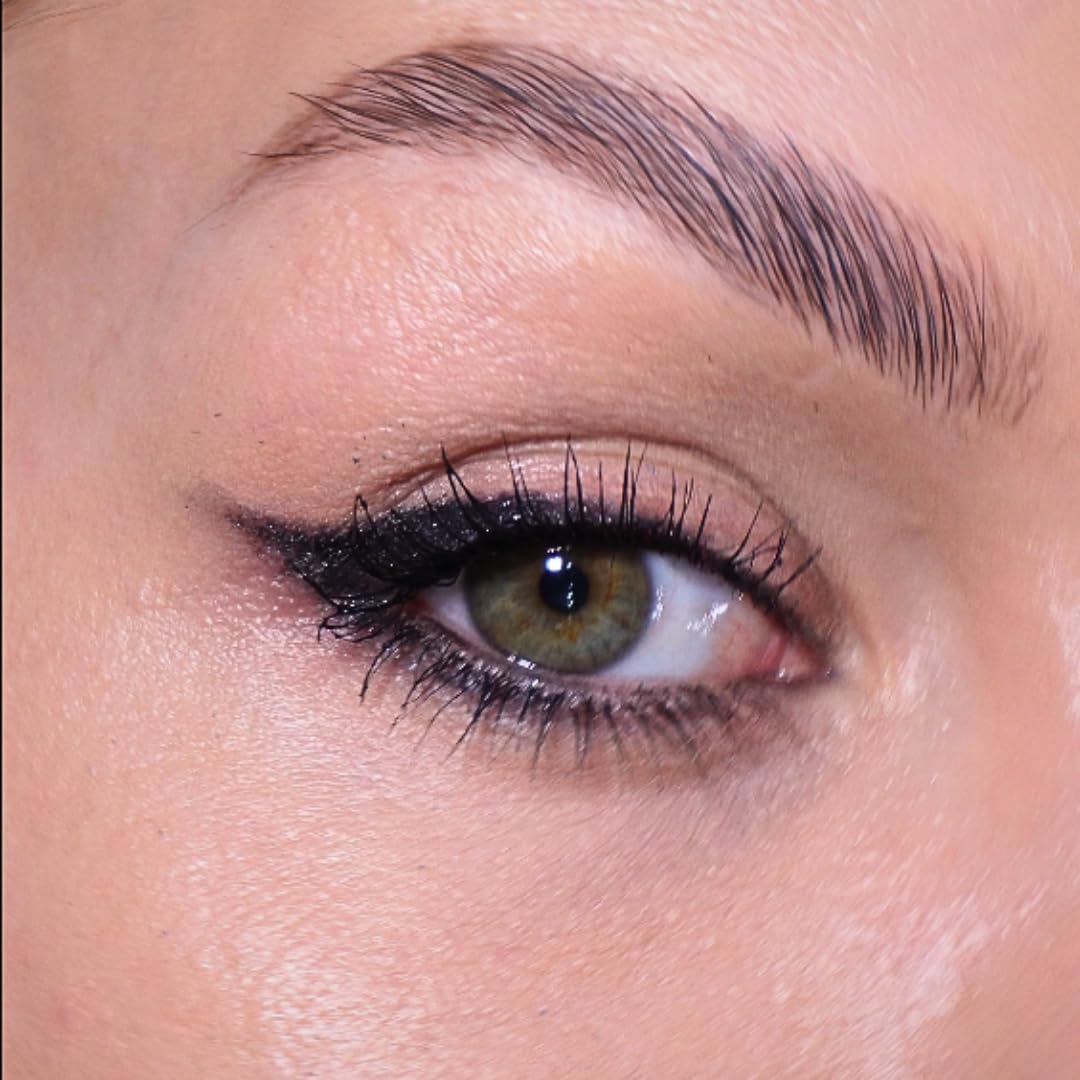 Crayon eyeliner Sandstone Scandinavia avec d'autres produits de beauté