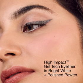 Crayon gel eyeliner Clinique dans une trousse de maquillage