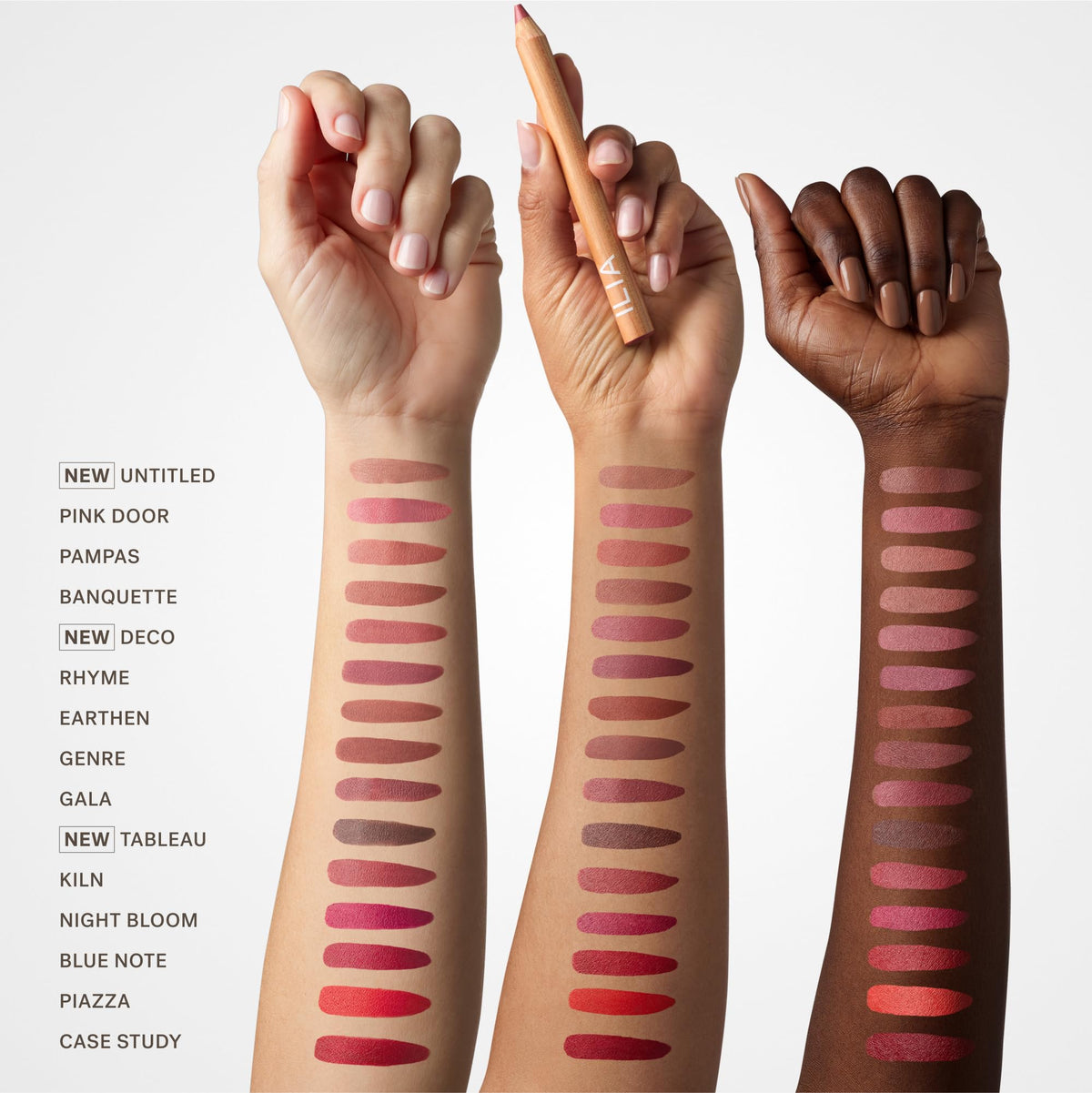 Crayon ILIA Lip Sketch avec d'autres produits de maquillage