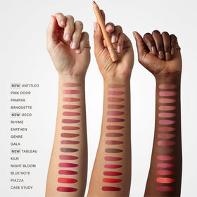 Crayon ILIA Lip Sketch avec d'autres produits de maquillage