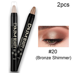 Crayon ombre à paupières evpct appliqué sur une paupière