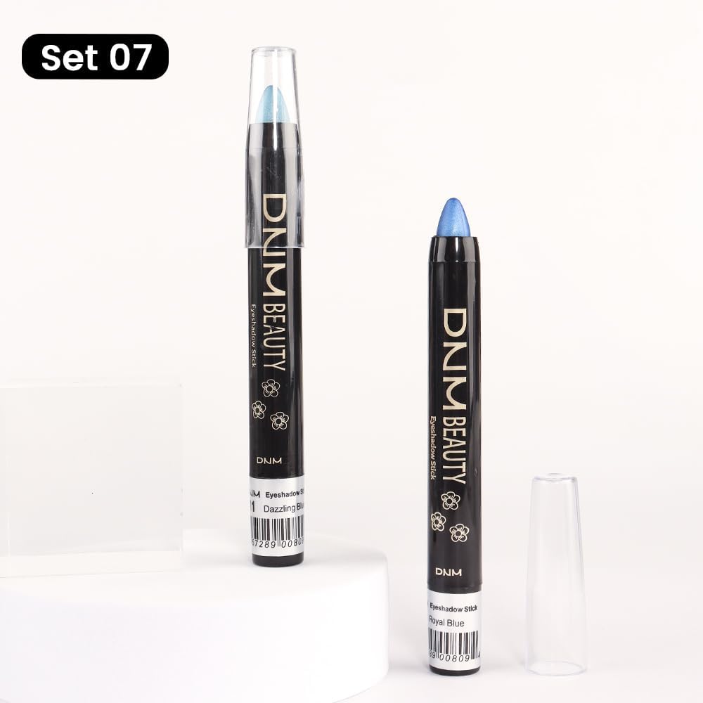 Crayons à paupières crème evpct à côté d'autres produits de beauté