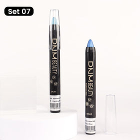 Crayons à paupières crème evpct à côté d'autres produits de beauté