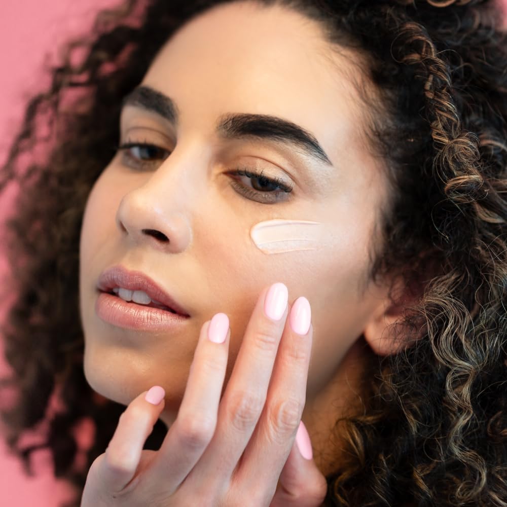 Crème à la Rose sur un fond blanc avec des fleurs