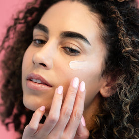 Crème à la Rose sur un fond blanc avec des fleurs