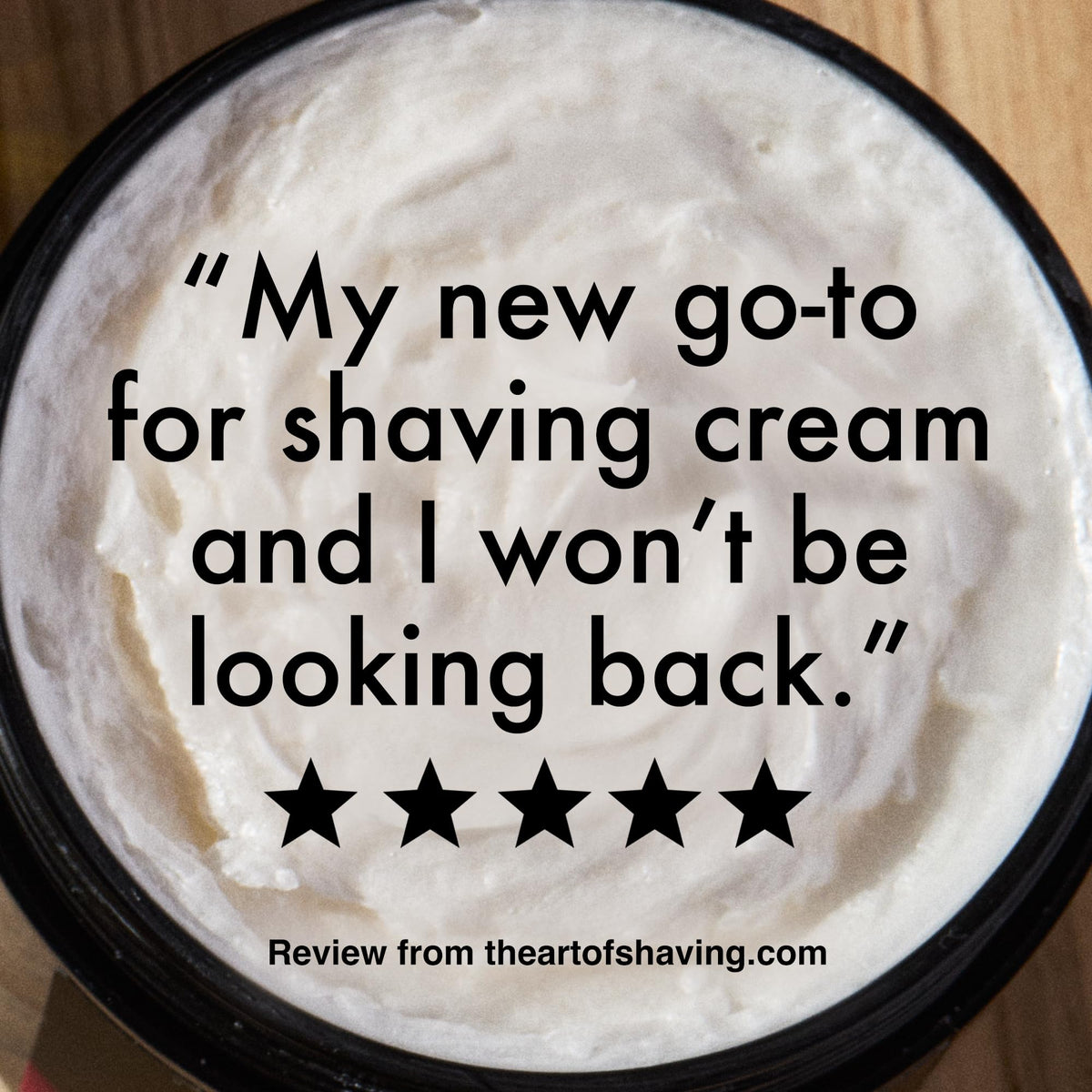 Crème à raser Lavande The Art of Shaving à côté d'accessoires de rasage
