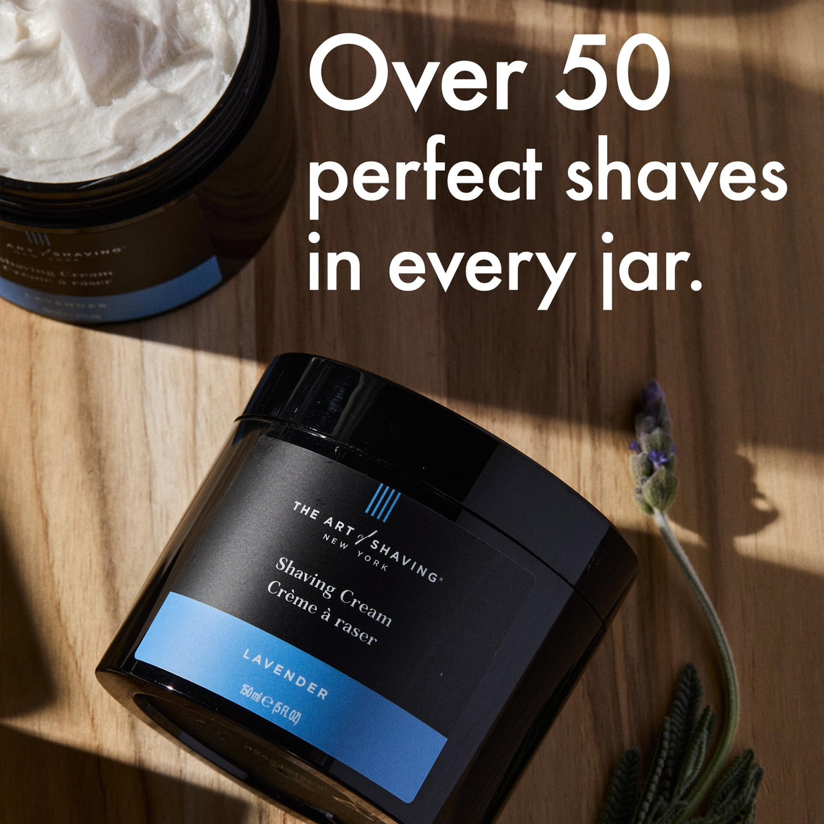 Crème à raser Lavande The Art of Shaving sur un plan de travail