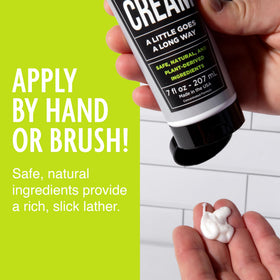 Crème à raser Pacific Shaving Company, 2 pack à côté d'un rasoir