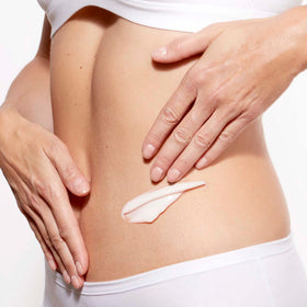 Crème CLARINS Super Restorative Abdomen & Taille appliquée sur la peau