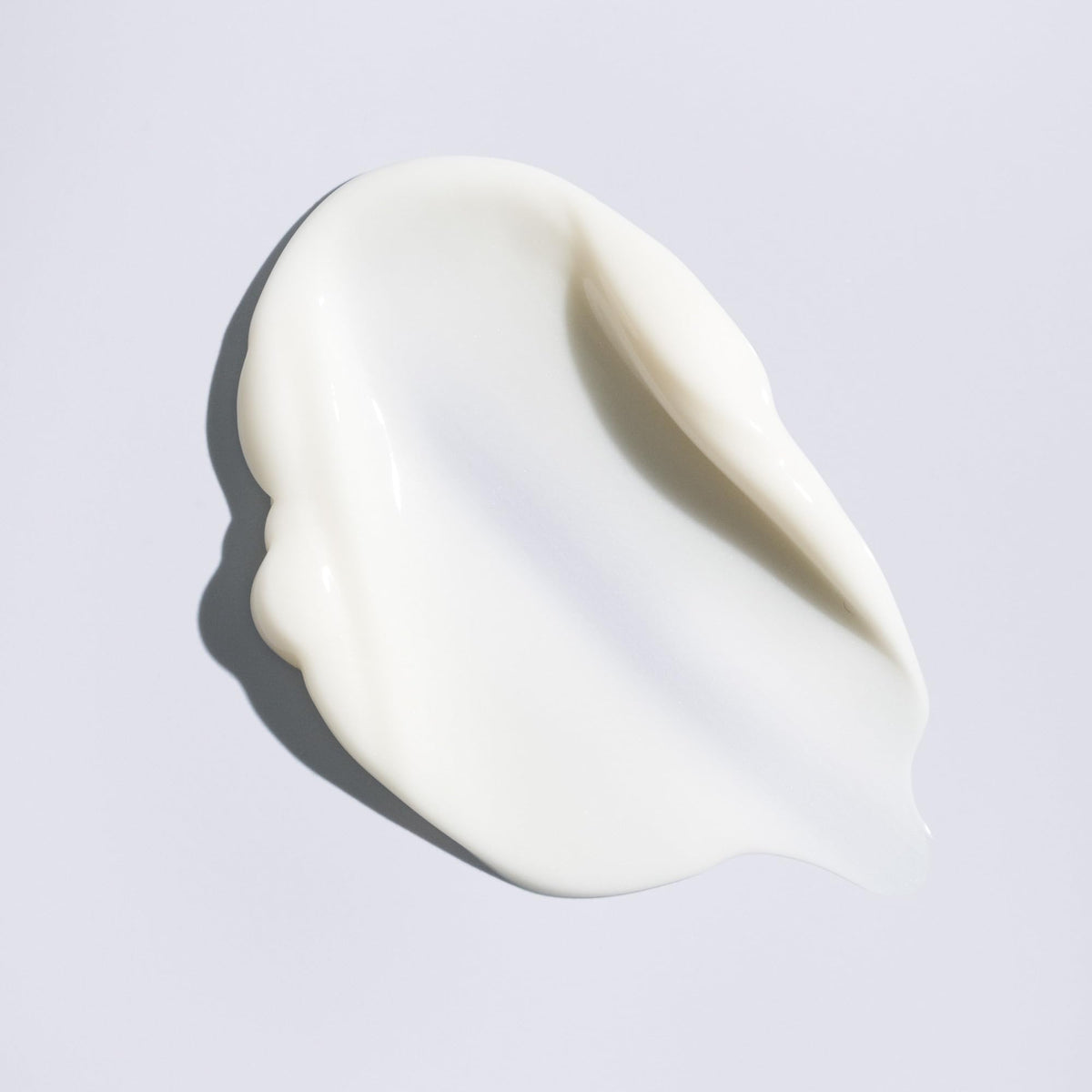 Crème de Coiffage Hydratante Supershine ORIBE sur une coiffeuse