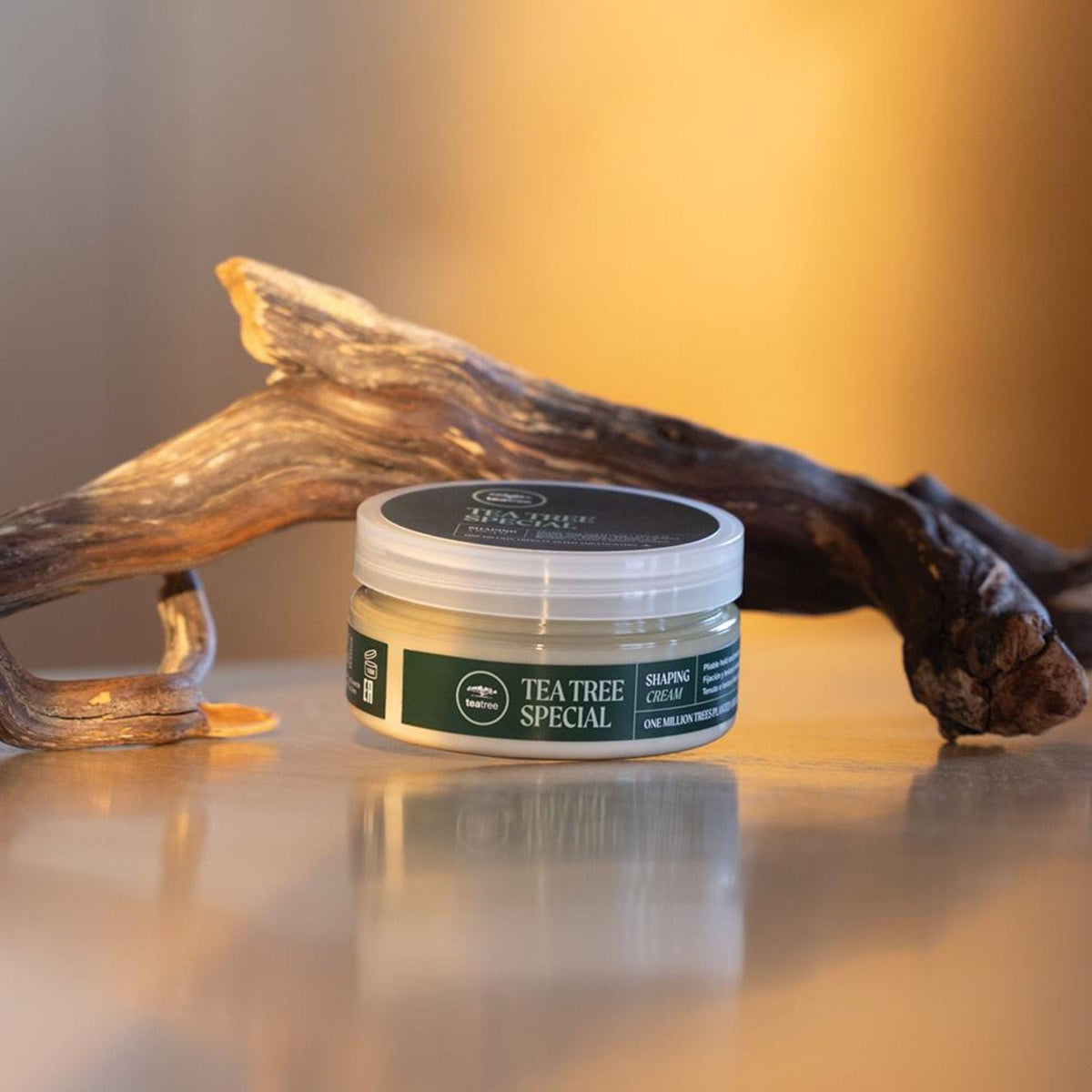 Crème de coiffage Tea Tree avec ambiance salon de coiffure