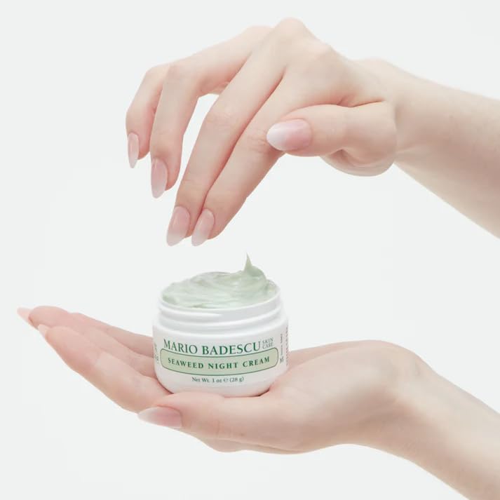 Crème de Nuit aux Algues Mario Badescu sur une table de soins