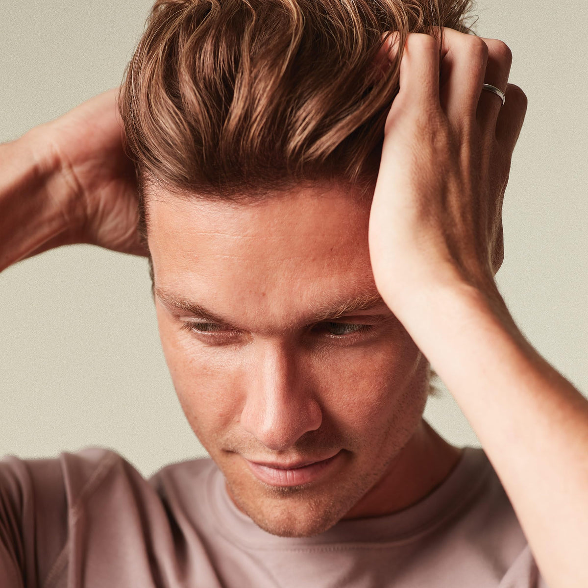 Crème de texture MITCH Reformer sur une coiffeuse