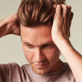 Crème de texture MITCH Reformer sur une coiffeuse