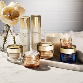 Crème Estée Lauder Revitalisante sur une surface en marbre