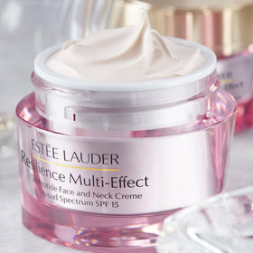 Crème Estée Lauder Tri-Peptide appliquée sur le visage