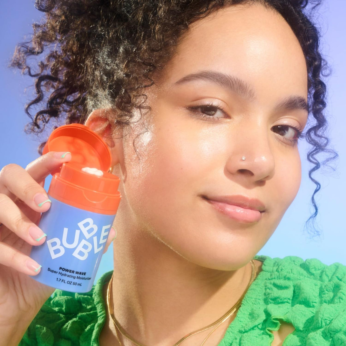 Crème hydratante Bubble Skincare dans une trousse de voyage.
