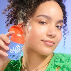 Crème hydratante Bubble Skincare dans une trousse de voyage.
