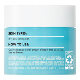 Crème hydratante e.l.f. sur une table de maquillage