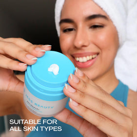 Crème hydratante JESS BEAUTY B5 Bomb sur une table de salle de bain