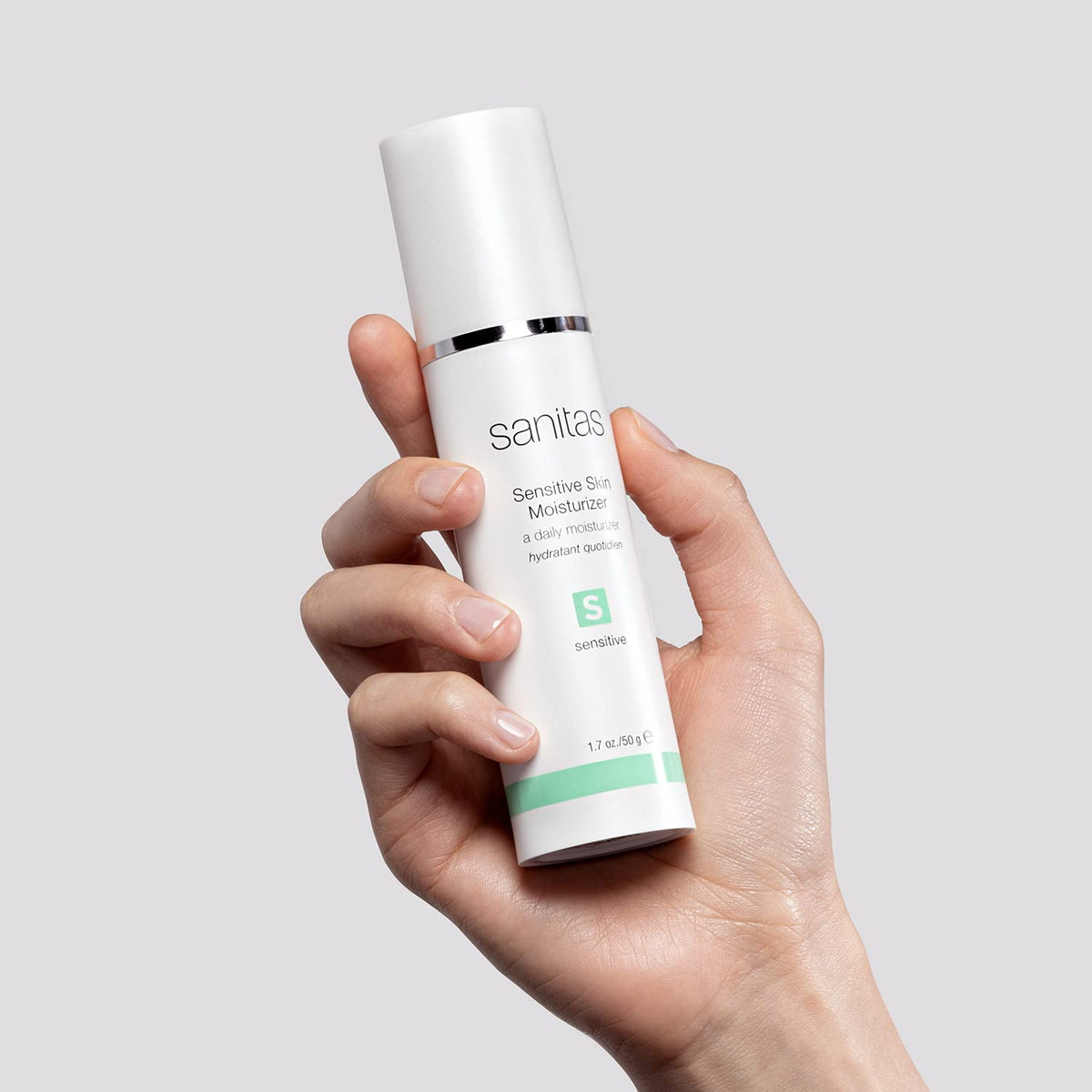 Crème hydratante SANITAS 100g et ingrédients naturels sur fond blanc