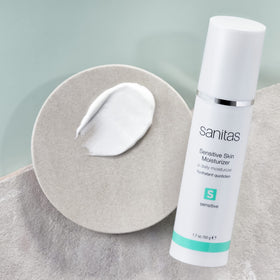 Crème hydratante SANITAS 100g texture crémeuse sur une main