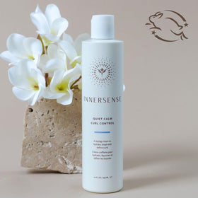 Crème INNERSENSE Quiet Calm Curl Control sur un fond naturel