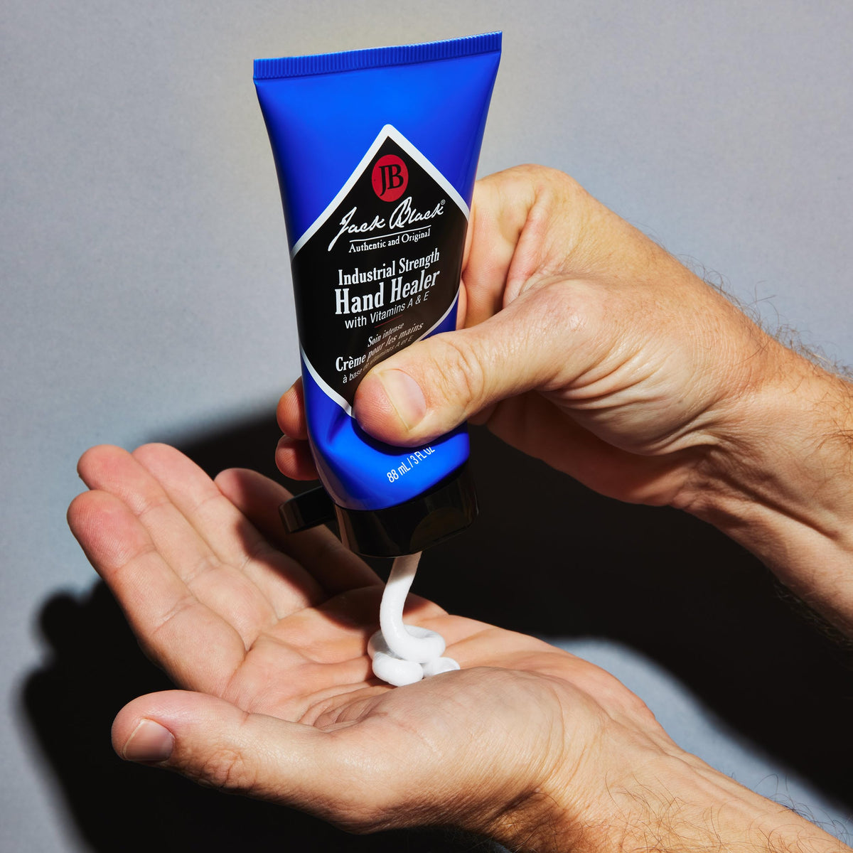 Crème Jack Black sur des mains sèches