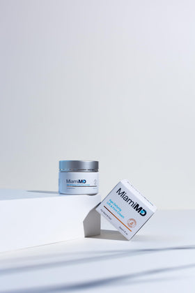 Crème Lifting et Raffermissante MiamiMD sur une surface en marbre