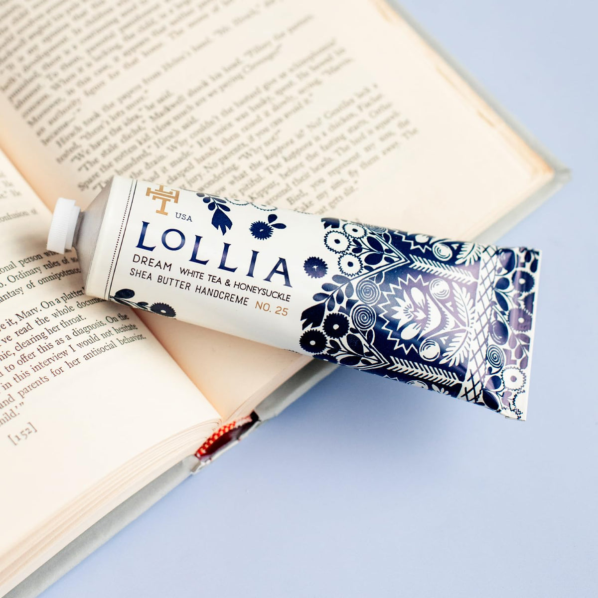 Crème LOLLIA Dream avec des ingrédients naturels en arrière-plan