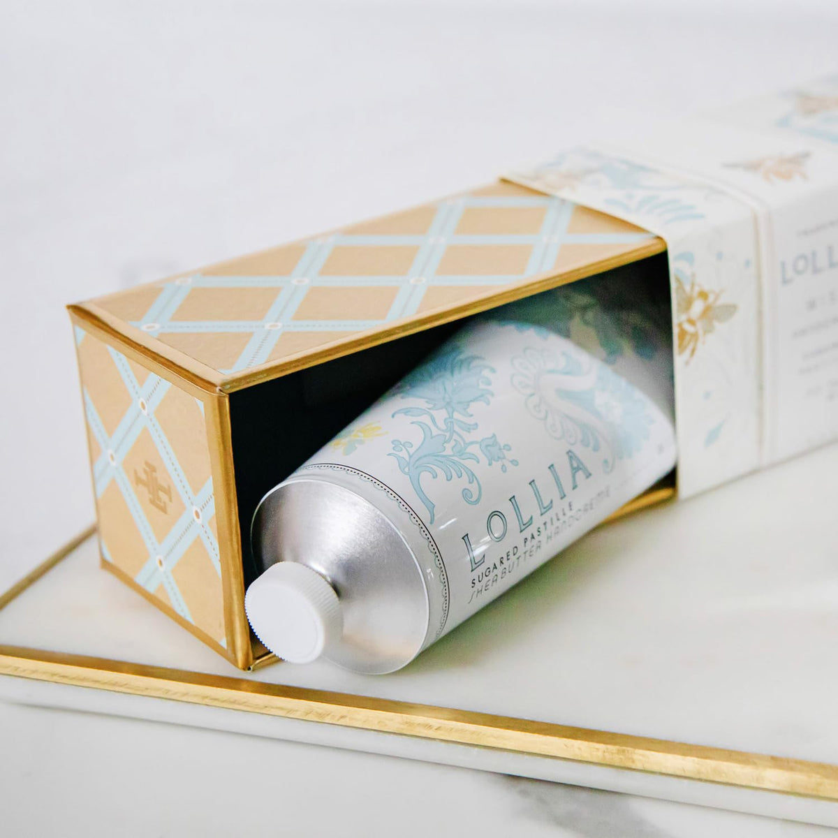 Crème LOLLIA Wish avec ingrédients naturels autour