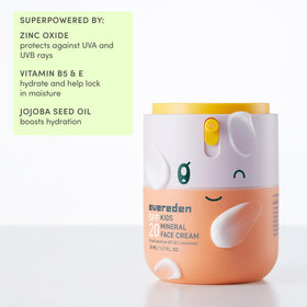 Crème minérale visage Evereden sur une surface en bois