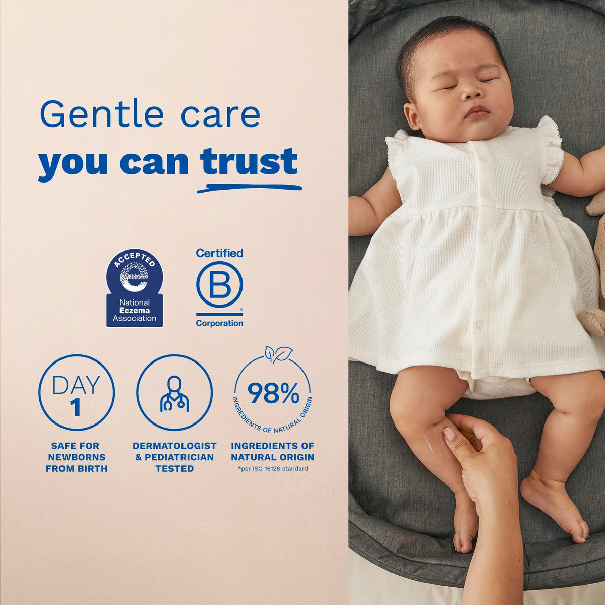 Crème Mustela 123 sur la peau d'un bébé