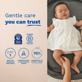 Crème Mustela 123 sur la peau d'un bébé