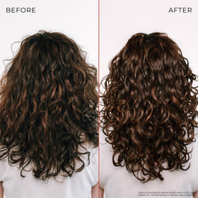 Crème pour boucles Bounce Curl avec des ingrédients naturels en arrière-plan