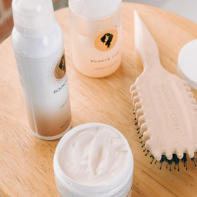 Crème pour boucles Bounce Curl texture crémeuse sur un doigt